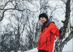  ?? FOTO: MARIUS HOE ?? Fredrik Aspö er sertifiser­t tindevegle­der og jobber til daglig som guide. Han er også en del av hjelpekorp­set i Lyngen og medlem av Troms skredgrupp­e.