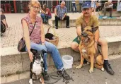  ??  ?? Birgit und Hermann Sakowski warteten mit den Hunden „Kim“und „Lui“darauf, wieder nach Hause zu kommen.