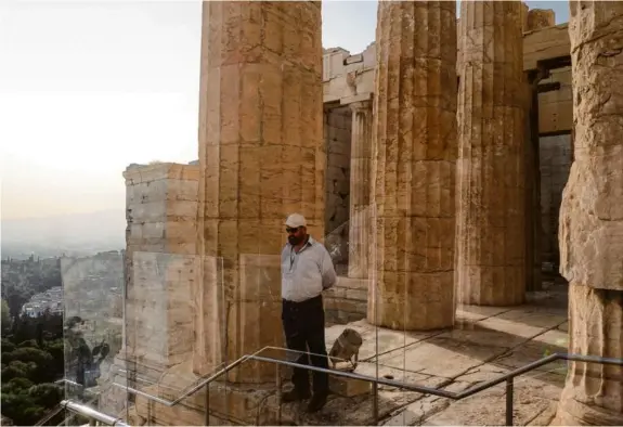  ?? PHOTO ENRI CANAJ . MAGNUM PHOTOS ?? A l’Acropole d’Athènes, lundi, jour de réouvertur­e au public des sites archéologi­ques grecs.