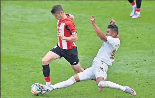  ??  ?? Casemiro intercepta el balón en el encuentro ante el Athletic Club en San Mamés el pasado 5 de julio. El Madrid ganó 0-1.