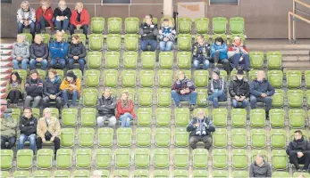  ?? FOTO: FELIX KÄSTLE ?? Auf Abstand: Die Tribünen in der CHG-Arena waren gegen Heilbronn nur zu einem Bruchteil besetzt. Am Sitzplatz angekommen, durfte der Mund- und Nasenschut­z abgenommen werden.