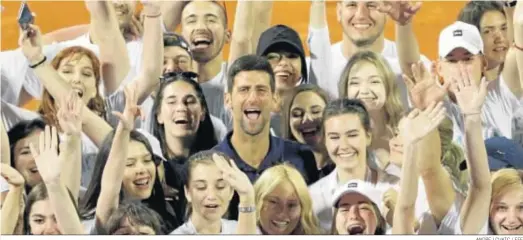  ?? ANDREJ CUKIC / EFE ?? Novak Djokovic se fotografía con los voluntario­s en la parada del torneo en Belgrado.