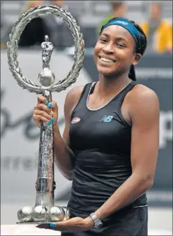  ??  ?? Coco Gauff posa ayer con el trofeo de campeona en el torneo de Linz.