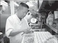  ??  ?? Chef Wong Chi-ka is busy making pork dumplings.