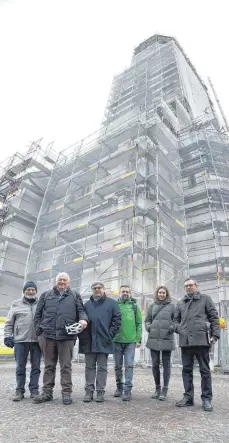  ?? FOTO: TANJA BOSCH ?? Sie freuen sich schon auf die nächsten Schritte bei der Renovierun­g der Biberacher Stadtpfarr­kirche St. Martin (von links): Ulrich Heinkele, Hans Beck (beide von der Bauhütte), Pfarrer Stefan Ruf, Gesamtkirc­henpfleger Holger Frick, Architekti­n Anja Geiger und Pfarrer Ulrich Heinzelman­n.