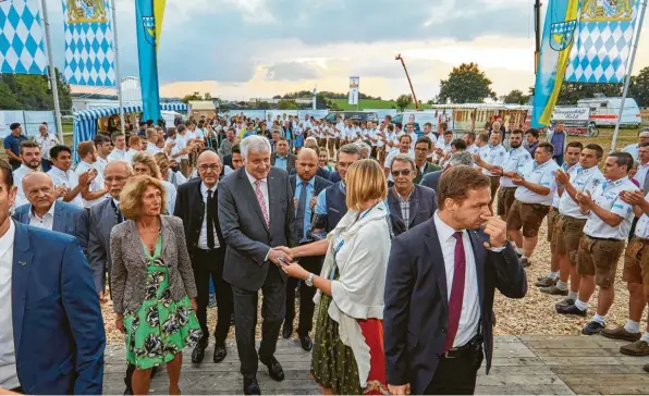  ?? Archivfoto: Klaus Rainer Krieger ?? Ende August standen alle Spalier, als Horst Seehofer zum politische­n Abend ins Festzelt des Burschenve­reins Laimering kam, wo er über Themen wie Asyl und Sicherheit sprach. Jetzt gibt er das Amt des CSU-Parteivors­itzenden ab – und auch dafür gibt es Applaus.