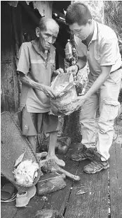  ??  ?? Mail (left) shows Wan the cotton that he has collected to make a pillow.