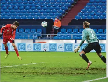  ?? Foto: Lars Baron, Getty Images ?? Thomas Müller erzielt per Kopfball die 1:0‰Führung für den FC Bayern. Schalkes Torhüter Ralf Fährmann konnte den Treffer nicht verhindern.