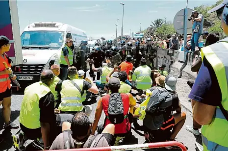  ?? Foto: Profimedia.cz ?? Nikdo neprojede Žluté vesty i včera blokovaly hlavní silnice napříč Francií. Protesty už mají přes 400 zraněných, z toho 14 těžce.