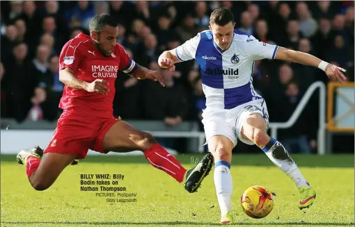  ?? PICTURES: ProSports/ Gary Learmonth ?? BILLY WHIZ: Billy Bodin takes on Nathan Thompson