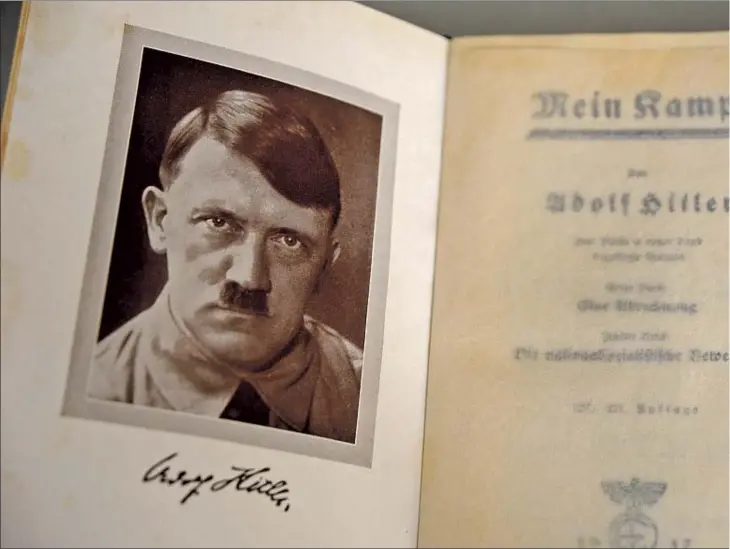  ??  ?? Un exemplar de Mein Kampf, amb la foto del seu autor, en una edició publicada el 1937 a Munic, quan Adolf Hitler ja era canceller