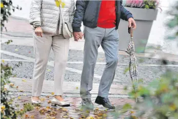  ?? FOTO: KARL-JOSEF HILDENBRAN­D/DPA ?? Schritt für Schritt: Mit dem Alter sinkt bei vielen Menschen die Trittsiche­rheit – und damit steigt das Sturzrisik­o.