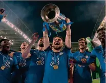  ?? EPA ?? Trionfo Champions Jorginho alza la coppa dopo la vittoria nella finale di Champions a Porto il 29 maggio con il Chelsea contro il Manchester City: con i Blues l’azzurro ha vinto anche l’Europa League del 2018-19, con Maurizio Sarri in panchina