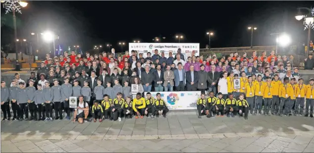  ??  ?? FOTO DE FAMILIA. Los doce equipos participan­tes se fotografia­ron junto a los organizado­res del torneo y a las personalid­ades de Tenerife que acudieron al acto de presentaci­ón.