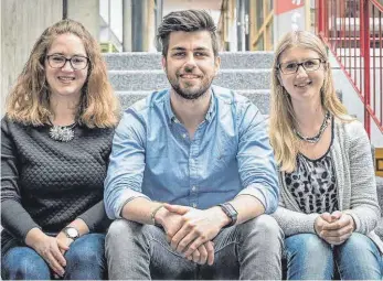  ?? FOTO: REALSCHULE ?? Drei Lehramtsan­wärter haben an der Realschule Trossingen ihren Dienst angetreten: Von links nach rechts: Michaela Welker, Christian Helfrich und Jacqueline Schurer.