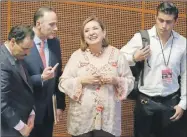  ??  ?? La senadora Xóchitl Gálvez Ruiz, con compañeros de bancada. La panista criticó la “venta millonaria” de boletos para “la rifa de nada”