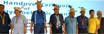  ??  ?? Najib (third left), Abang Johari (fourth left) and other dignitarie­s pose for a group photo after the official handover ceremony.