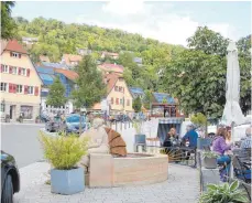  ?? FOTO: UWE JAUSS ?? Der Marktplatz von Braunsbach: Neue Beschaulic­hkeit wo einst Schutt, Geröll und Treibholz viele Meter hoch lagen.