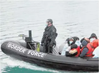  ?? // REUTERS ?? Inmigrante­s trasladado­s a Dover tras ser rescatados en el Canal