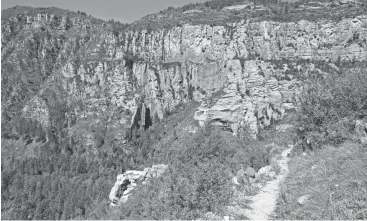  ?? MARE CZINAR ?? The Thomas Point Trail north of Sedona climbs steeply up Oak Creek Canyon.