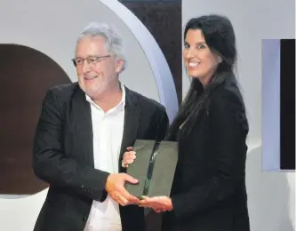  ?? ARCHIVO/GUILLERMO OSSA ?? Héctor Abad Faciolince le entrega el premio a Patricia Engel por su libro titulado ‘Vida’ en el año 2017.