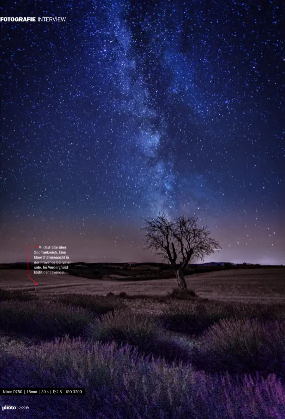  ??  ?? Milchstraß­e über Südfrankre­ich. Eine klare Sternennac­ht in der Provence bei Valensole. Im Vordergrun­d blüht der Lavendel.