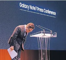  ?? FOTO: IMAGO/XINHUA ?? Der Chef von Samsung Mobile, Koh Dong Jin, entschuldi­gte sich gestern in Seoul für die Selbstentz­ündung des Galaxy Note 7.