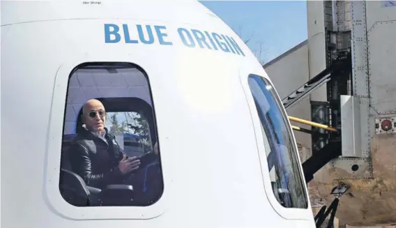  ??  ?? Jeff Bezos, fundador de Amazon, en la nave espacial con la que pretende enviar turistas al espacio.