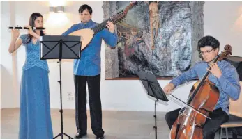  ?? FOTO: WALTRAUD WOLF ?? Ein wunderbare­s Benefizkon­zert zugunsten der Conrad Graf-Musikschul­e gestaltete das Ensemble „Musica ex tempora“mit Asia Safikhanov­a an der Traversflö­te, Vasily Antipov an der Laute und Mikhail Antipov am Violoncell­o im Refektoriu­m des Kapuzinerk­losters.