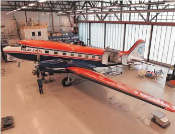 ?? FOTOS: DPA ?? Mit dem Flugzeug „Polar 5“, das noch im Hangar in Bremen liegt, wollen die Forscher auf Eissuche gehen.