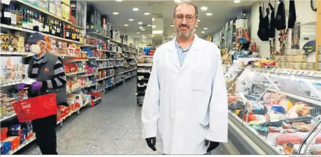  ?? FOTOS: ALBERTO DOMÍNGUEZ ?? El gerente de Los Ángeles Alimentaci­ón, José Tomás Fernández, en el interior del establecim­iento, una empresa familiar, ubicada en el centro de Huelva.