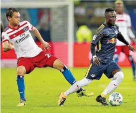  ??  ?? Stellt der HSV ( Ekdal/ li.) Leipzig ( Keita/ re.) wieder ein Bein?