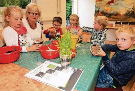  ?? FOTO: UWE MISERIUS ?? Erde, Sand, Wurzeln – unter Anleitung von Silvia Peters erhielten die jungen Besucher des Awo-Familiense­minars Einblick in die Abläufe der Natur.