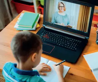  ??  ?? Un bambino impegnato in una lezione a distanza con il computer