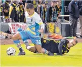  ?? GREG SORBER/JOURNAL ?? Santi Moar, right, here battling Las Vegas’ Vinnie Vermeer, and his New Mexico United teammates have no wiggle room tonight vs. Sacramento.