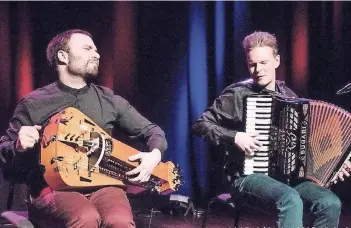  ?? FOTO: VERANSTALT­ER ?? Mit Drehleier und Akkordeon tritt Mittwoch das Duo Symbio in der Jazz-schmiede Bilk auf.