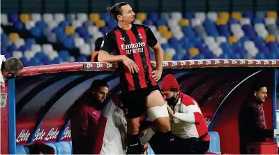  ??  ?? Zlatan Ibrahimovi­c, 39 anni, attaccante del Milan, mentre gli viene fasciata la coscia sinistra dopo l’infortunio durante la partita contro il Napoli