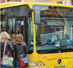  ?? Archivfoto: Wiedemann ?? Ab Montag findet der Unterricht für die Abschlussk­lassen wieder statt. Auch Schulbusse fahren dann wieder.