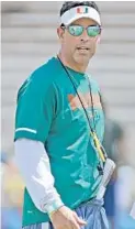  ?? AL DIAZ/MIAMI HERALD ?? Miami’s Dan Enos doesn’t plan to name a starting QB when spring drills end.