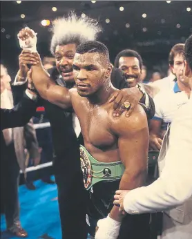  ?? FOTO: GETTY ?? El polémico Don King levanta la mano de su protegido tras el KO