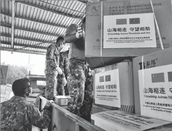  ?? LI XIANG / XINHUA ?? Workers unload medical supplies from China at the airport in Male, the Maldives, on Friday. The Maldives has been receiving support from China to combat the COVID-19 pandemic.