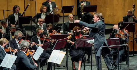  ?? ?? Sul podio
Nella foto l’organico dell’Orchestra Haydn di Trento e Bolzano diretto dal maestro Mariotti
Alla direzione artistica del Festival c’è Luca Battistell­i, che quest’anno è stato insignito dalla Biennale di Venezia del Leone d’Oro alla carriera