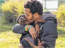  ?? FOTO: FELIX STEINER ?? Der Ulmer Aufbauspie­ler Troy Caupain genießt die Zeit mit Treasure. In den kommenden Wochen muss der kleine Rottweiler öfter auf sein Herrchen verzichten.