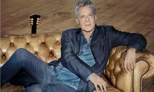  ??  ?? Sguardo Claudio Baglioni, 69 anni, ha iniziato il suo percorso artistico nel 1964 quando, 13enne, ha partecipat­o a un concorso canoro di voci nuove. Nel corso della sua carriera ha venduto oltre 60 milioni di dischi in tutto il mondo