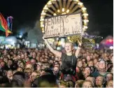  ?? FOTO: TOM WENIG ?? Zuschauer feiern beim Highfield Festival in Großpösna bei Leipzig.