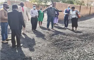  ??  ?? Mpilo Hospital Acting CEO, Prof Solwayo Ngwenya stresses a point to Provincial ministers Cdes Richard Moyo (in red neck tie) and Judith Ncube (far right) during a handover of coal donated by President Mnangagwa yesterday