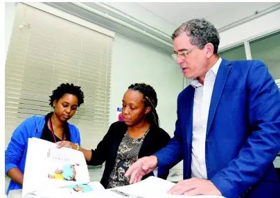  ?? LIONEL ROOKWOOD/PHOTOGRAPH­ER ?? Pear Tree Xpress CEO Adam Hyde consults with staff members, digital print technician­s Alicia Smith (left) and Michelle Smith Harris, at the company on Tuesday, March 19.