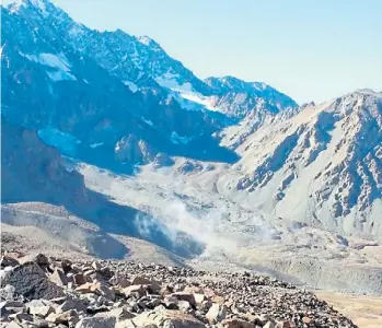  ?? M. CASTRO ?? Postal andina. Un glaciar cubierto de escombros, cerca de Tunuyán, Mendoza.