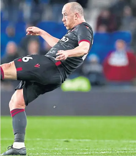  ?? Pictures: Pa/shuttersto­ck. ?? Above: Charlie Adam in action for Reading. Below: The Scotsman with then-stoke City manager Mark Hughes during his spell with the Potters.