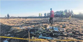  ?? FOTO: DPA ?? Niemand überlebte: Rettungs- und Einsatzkrä­fte suchen den Ort ab, an dem ein Flugzeug von Ethiopian Airlines abgestürzt ist.